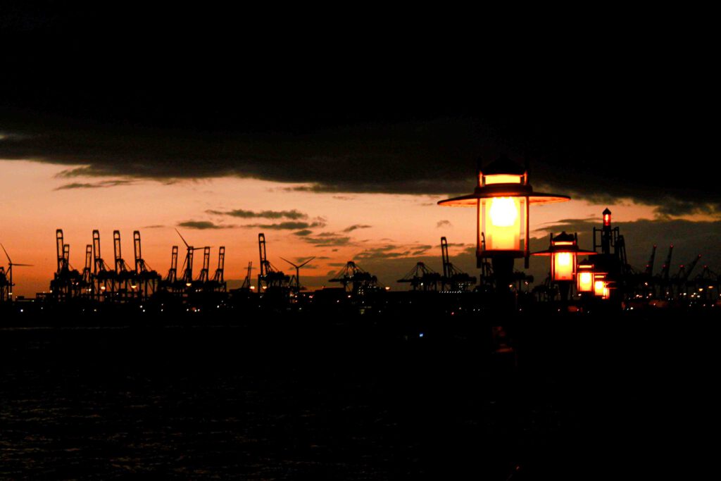 Der Hafen ist durch viele Laternen  ausgeleuchtet, ein angenehmes Licht wird erzeugt
