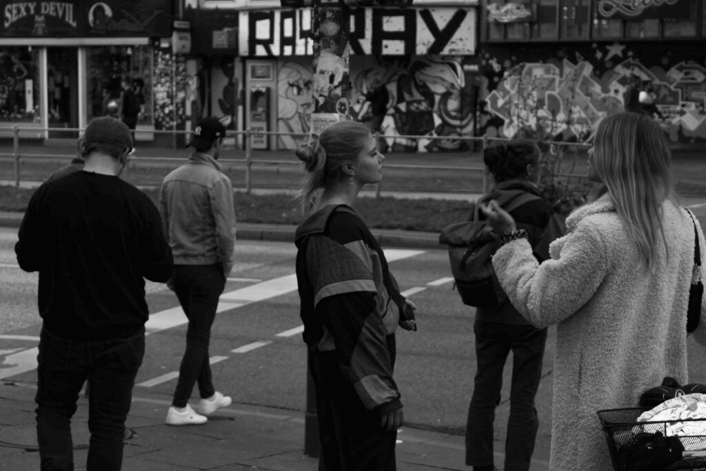 Ein Mädchen läuft mit ihrer Freundin an der Straße entlang